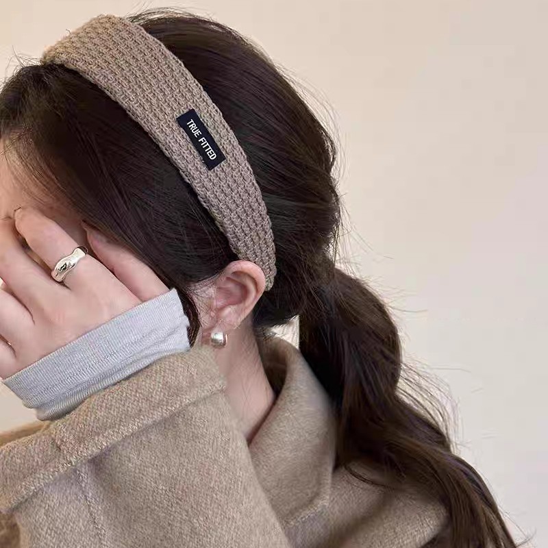 The 2025 new knitted woolen hairband is a retro women's wide-edge headband with a stylish look. It can be worn on the outside for daily use as a hair clip and hair accessory details Picture