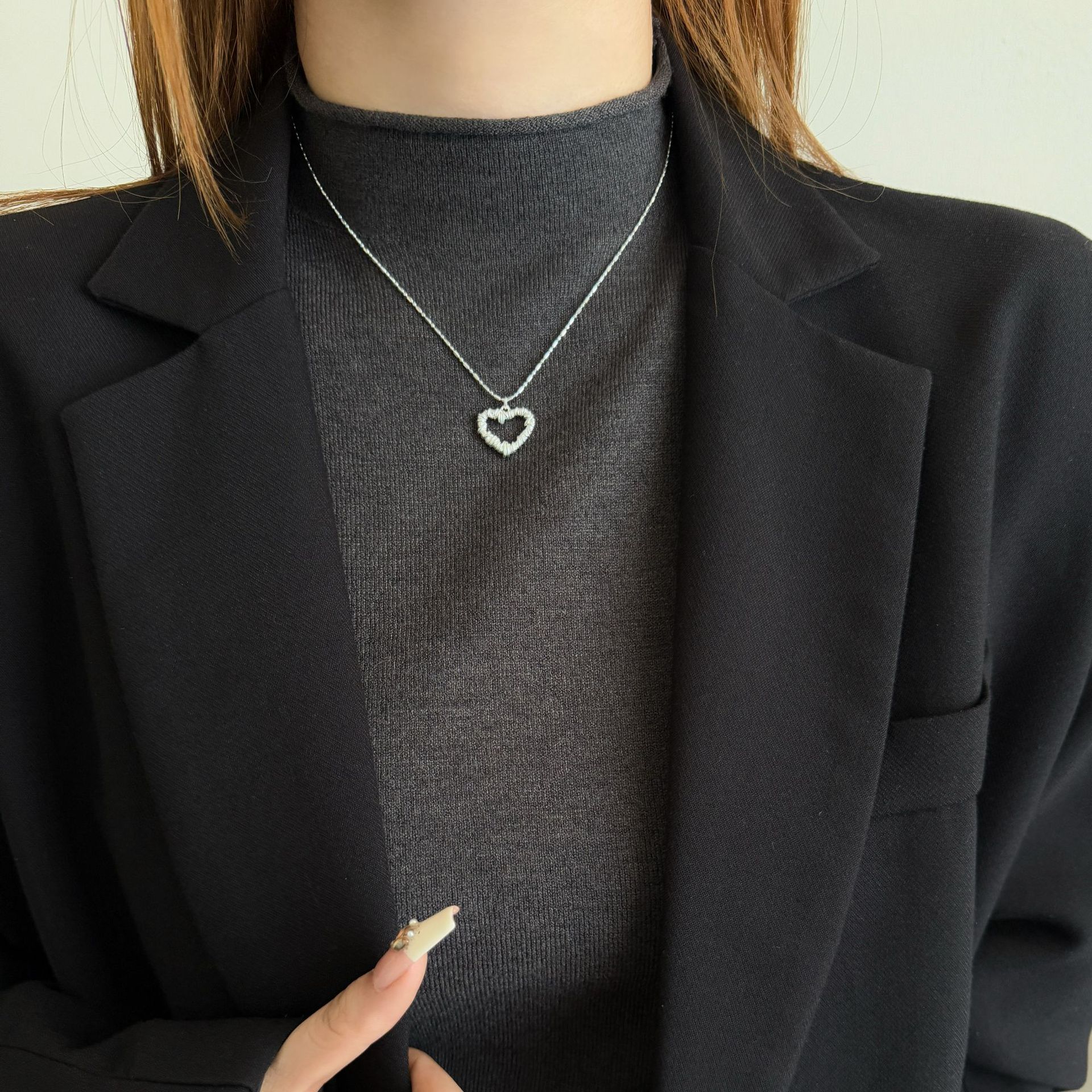 S925 sterling silver 12.8 hollowed-out heart-shaped necklace for women, a niche and fashionable minimalist cold style heart-shaped collarbone chain, trendy and versatile, elegant and stylish