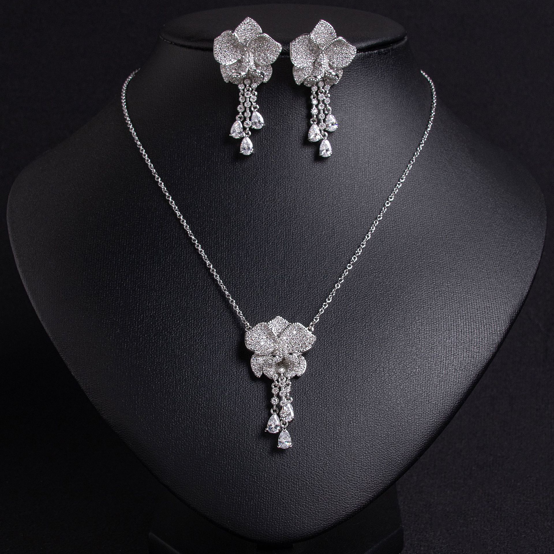 Cross-border light luxury high-end tassel long stud necklace, flower niche design high-end diamond-encrusted zircon earrings Application Scenario