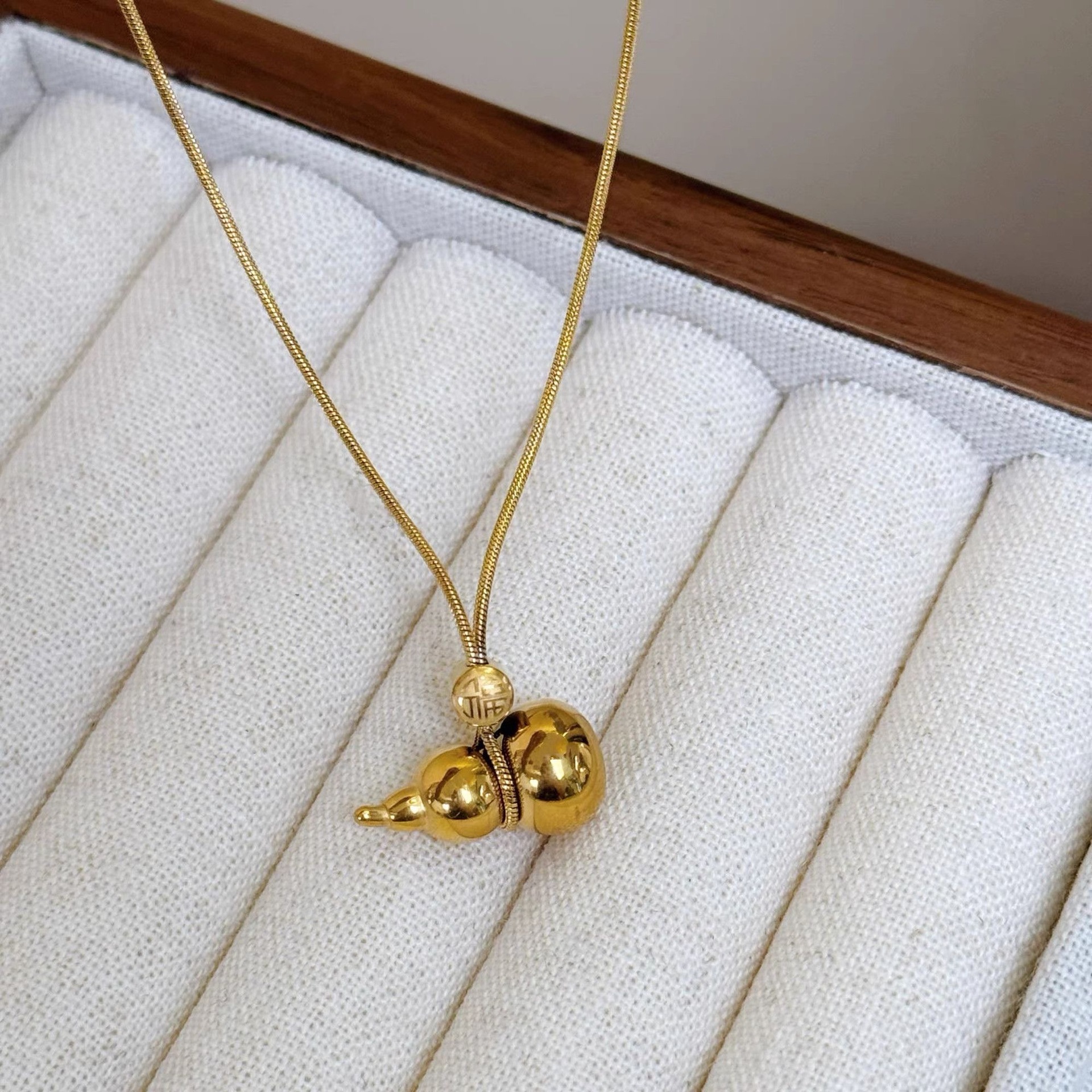 Gold-plated titanium steel wealure-attracting gourd necklace, traditional golden "Fu" character collarbone chain, trendy and niche design for women