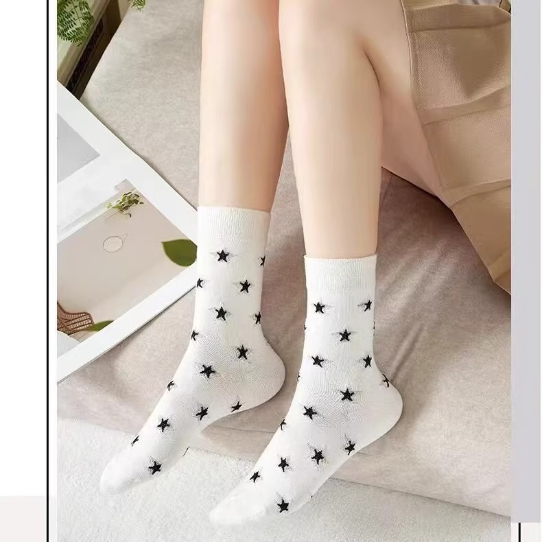 Women's mid-calf socks for spring and autumn, breathable, sweat-absorbing, odor-proof, versatile, ins trendy high-top sports stockings Application Scenario