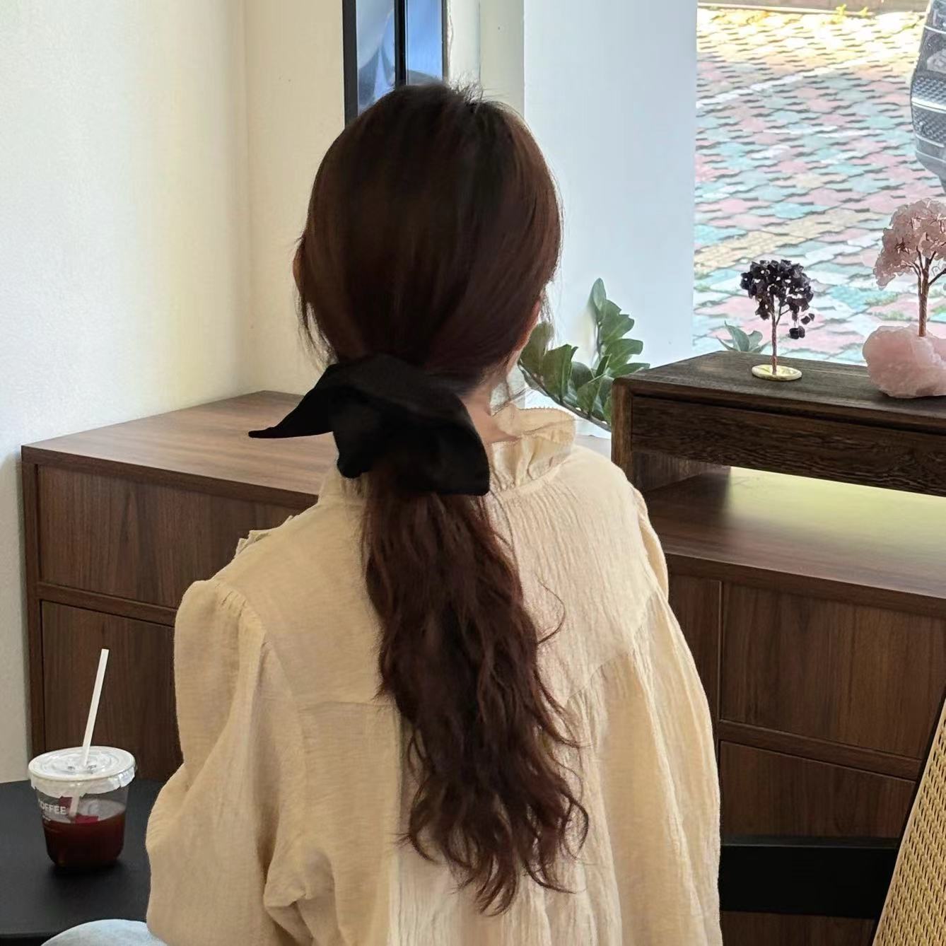 Korean smooth satin square scarf, large hair band, retro and simple style, laid-back and elegant, flower-shaped headband, headwear for women Application Scenario