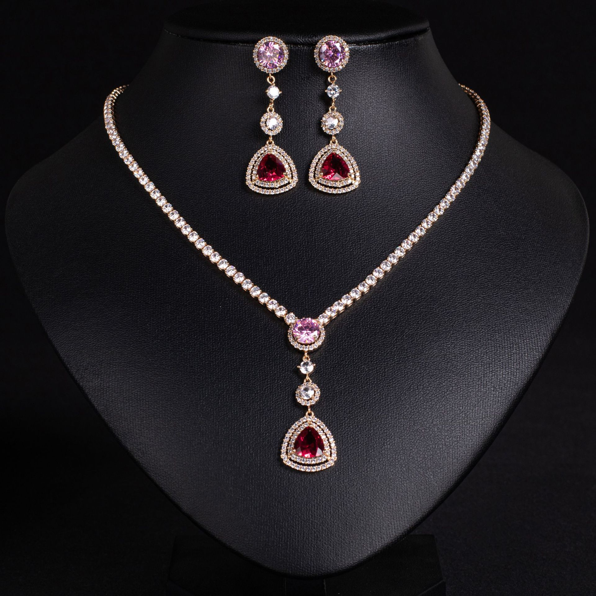 Wholesale of European and American fashionable and individualistic men's and women's necklaces, triangular and round pendants, box chains, geometric pendants, necklaces and earrings details Picture