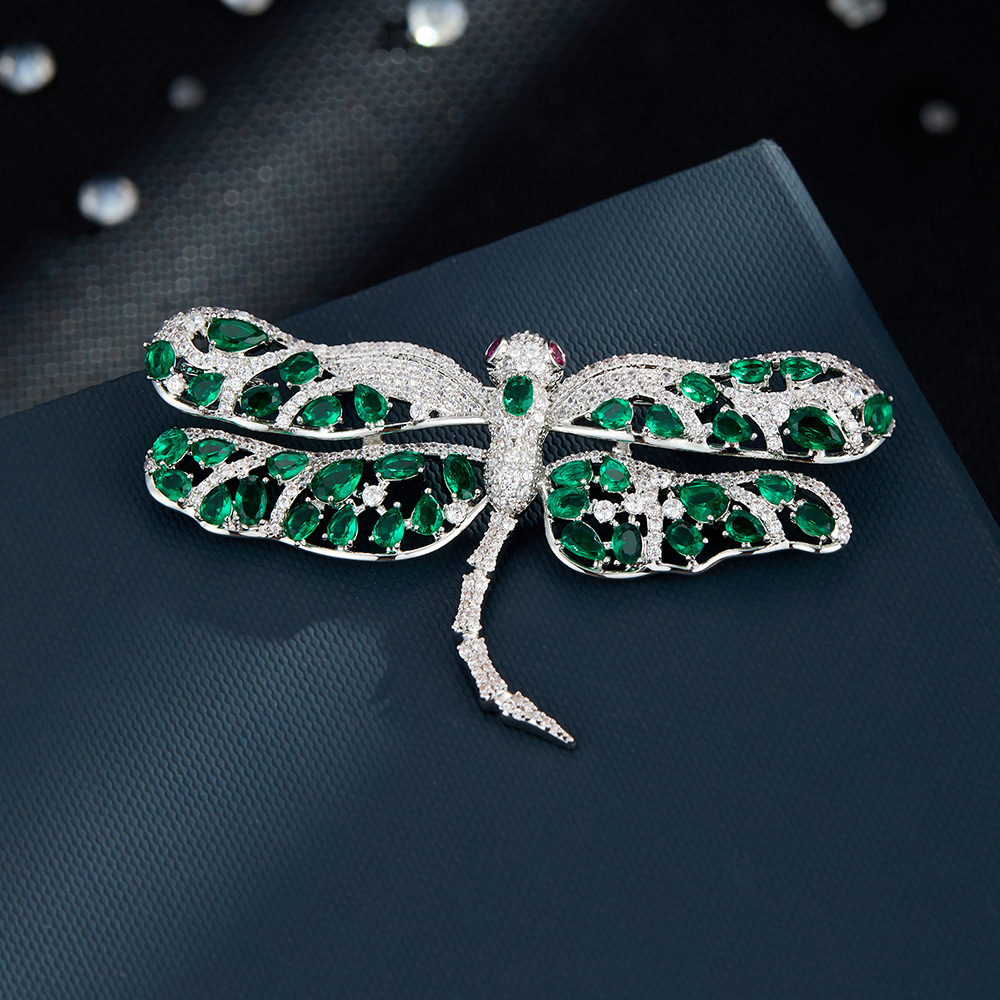 The new micro-inlaid zirconium dragonfly brooch exudes a light luxury and high-end style. It is a fashionable insect corsage suit jacket accessory and a women's brooch