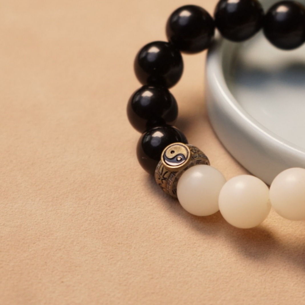 The popular white jade Bodhi and obsidian nine-character mantra handcrafted Bodhi bracelet from Taoist temples and monasteries comes in sizes ranging from 9 to 12mm Specification image