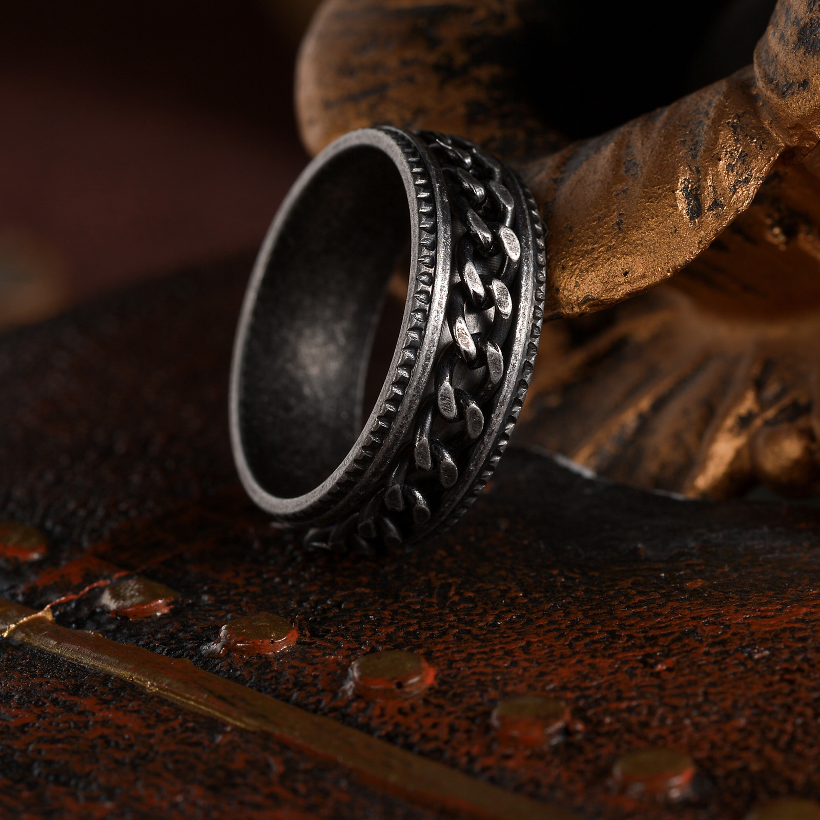 European and American retro style vintage silver 304 stainless steel embossed rotating chain ring, men's titanium steel jewelry Application Scenario