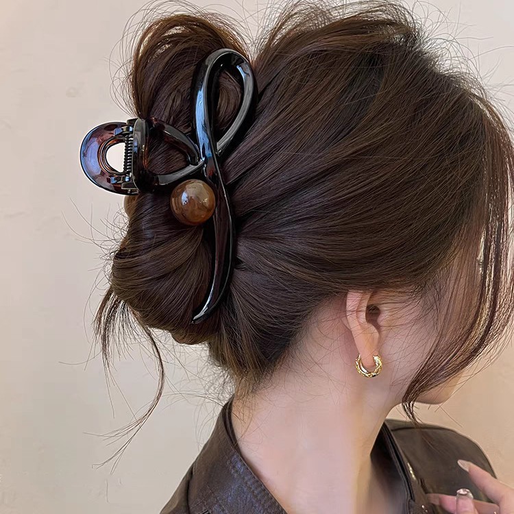 The 2025 new high-end Maillard grab clip, large women's back head shark clip hair clip, elegant hair accessory for summer Application Scenario