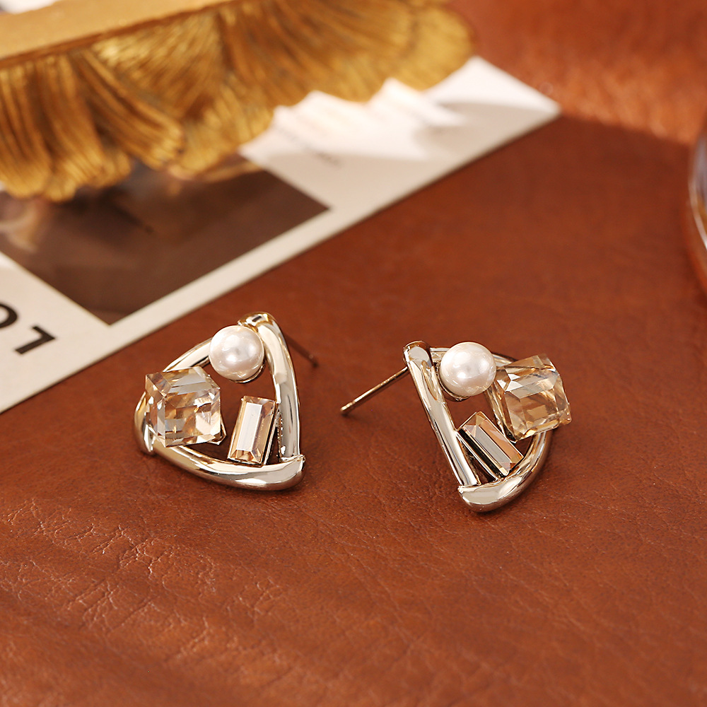 Brillante cristal zirconia perla triangular pendientes moda sentido de alto nivel simple y versátil orejeras accesorios de diseño popular details Picture