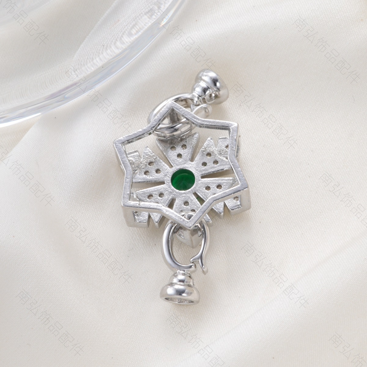 Copper plated with 18k gold and slightly inlaid with zirconia emerald snowflake-shaped pearl necklace clasp, a DIY accessory with a light luxury feel Application Scenario