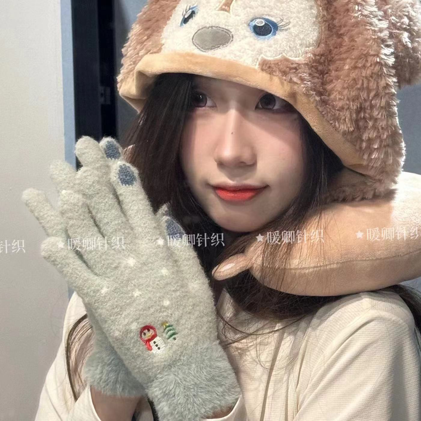 The snowman gloves for autumn and winter are cute, warm and fashionable. The five-fingered gloves have touch screens and are thickened with fleece. They are knitted gloves for cold protection Specification image
