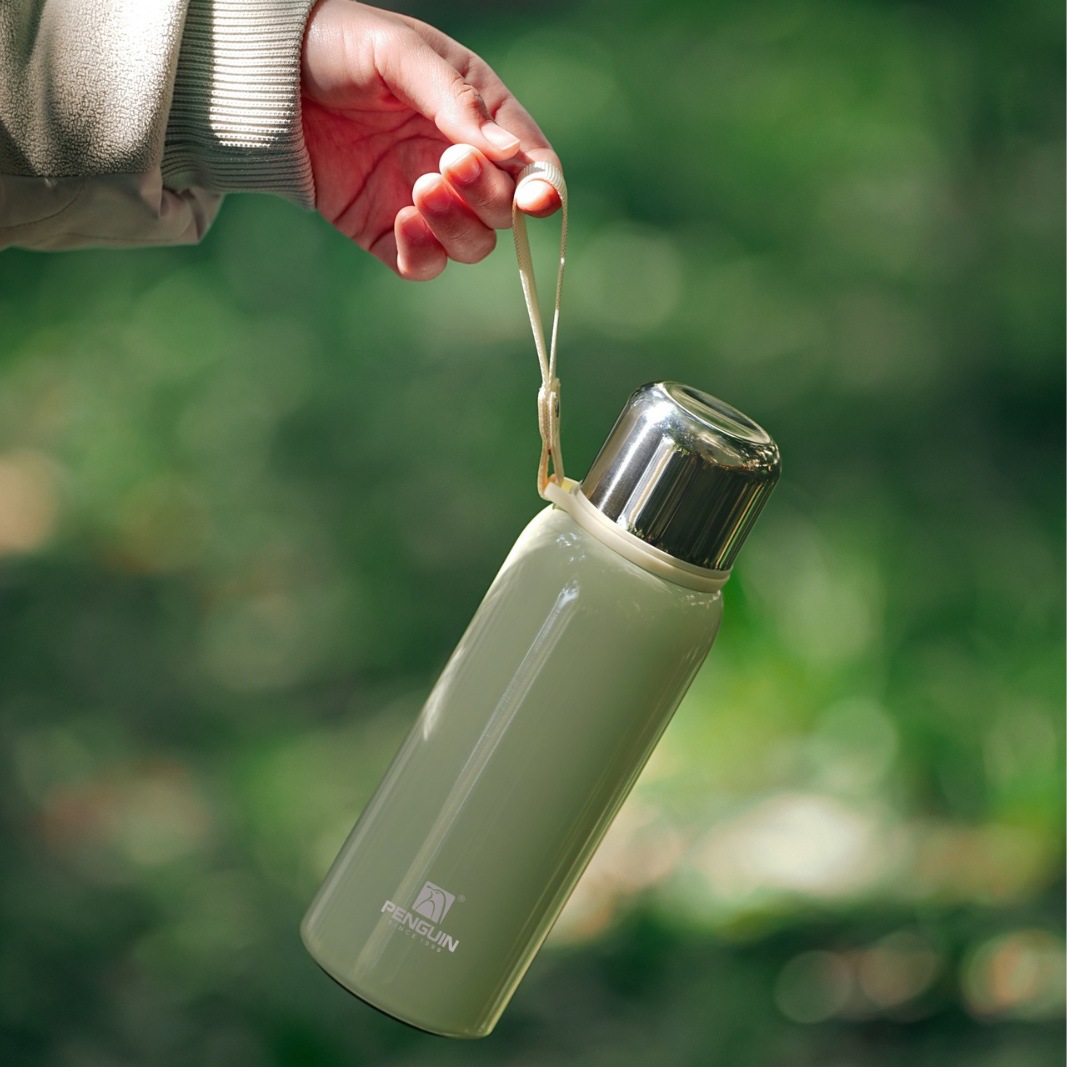 Colorful and fashionable vacuum insulated cup 680ML stainless steel portable tea cup for students Application Scenario