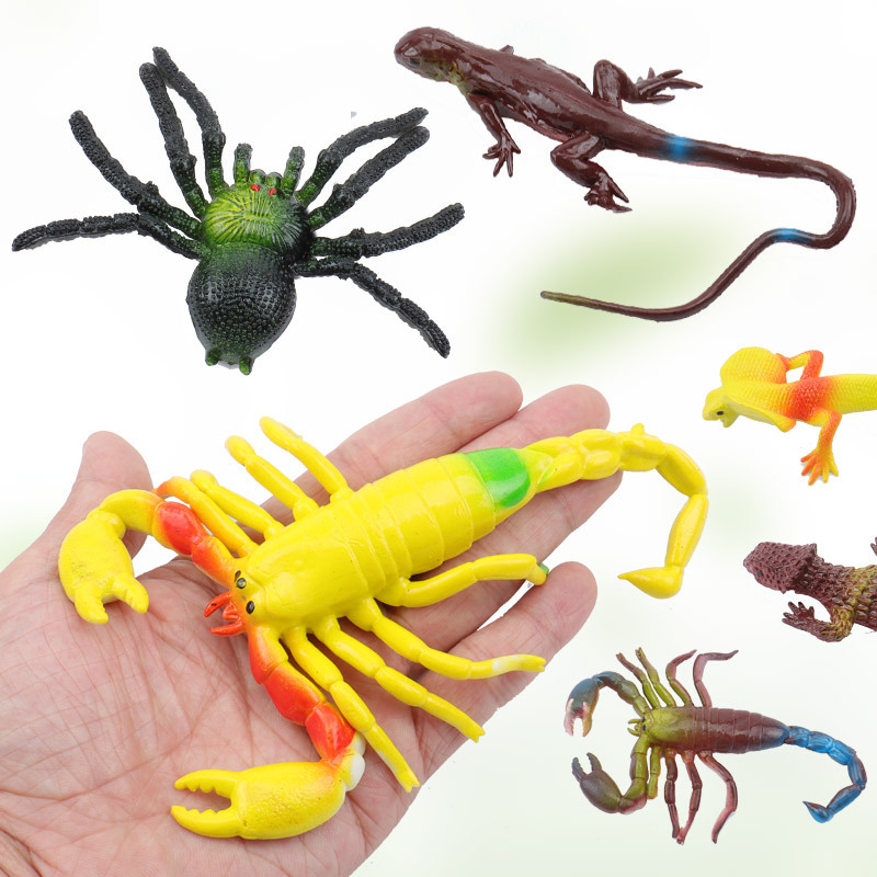 Large-sized simulation animals, such as lizards, scorpions and spiders, are selling popular prank and stress-relieving toys at street stalls Specification image