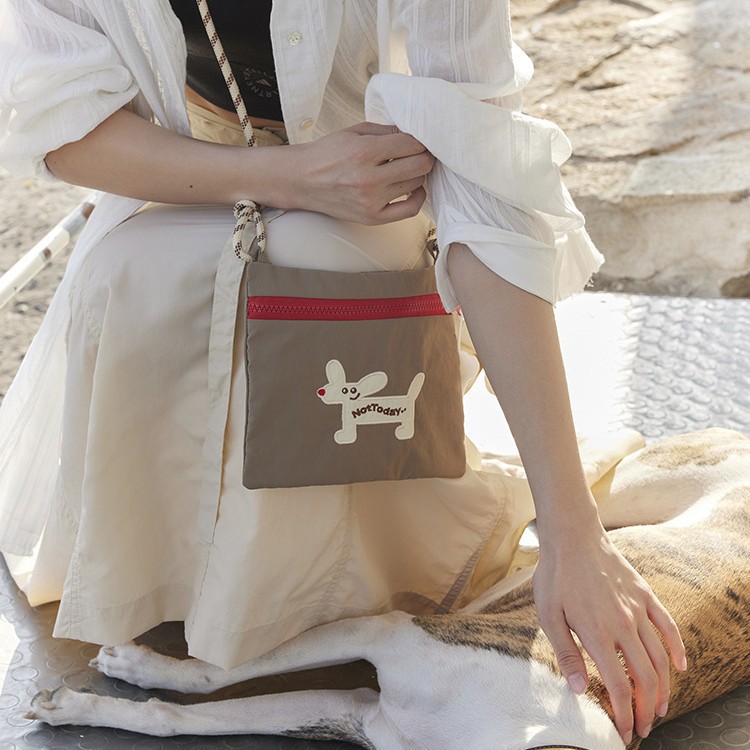 同款大耳狗夏季新款防水斜跨单肩包多功能斜挎小包轻便手机包零钱产品图