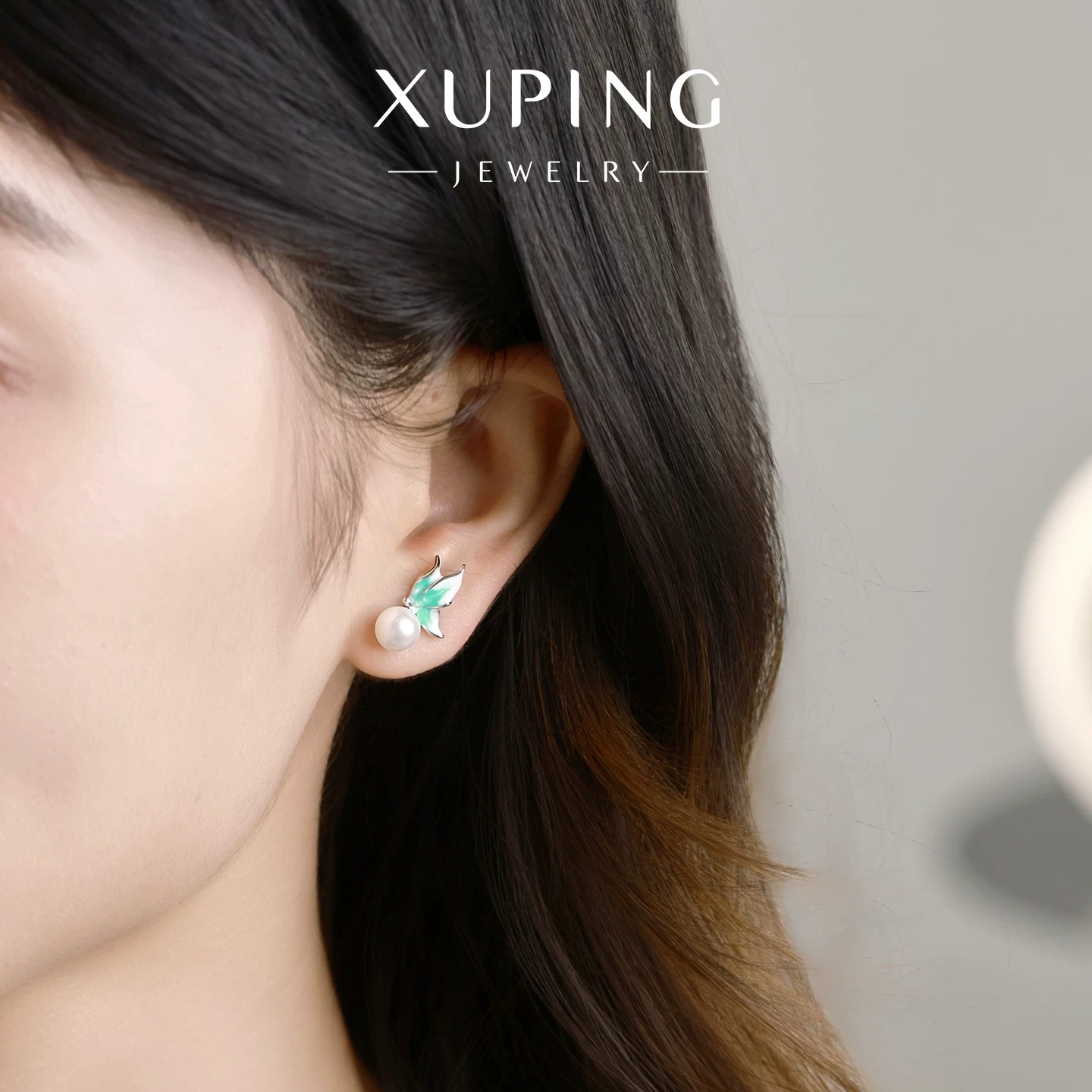 Xuping French imitation pearl Oil Drip series butterfly stud earrings, elegant and gentle, with a gradient color for autumn and winter earrings for women Application Scenario