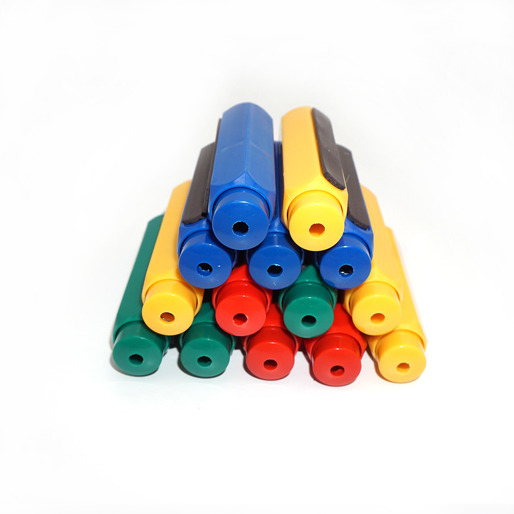 Dust-proof plastic teacher chalk holder, magnetic chalk sleeve, teacher's writing extender, chalk sleeve, large blackboard Application Scenario