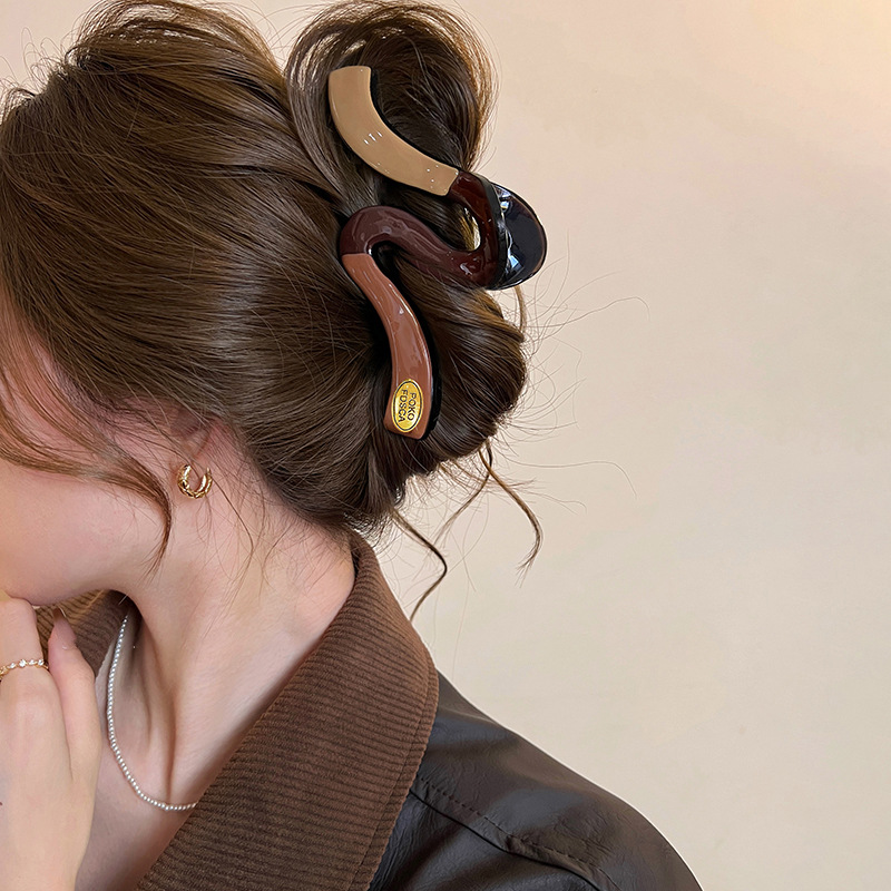 French minimalist color-blocking large wavy claw clip for women with a high-end shark clip 2024 new style for the back of the head updo headwear Application Scenario