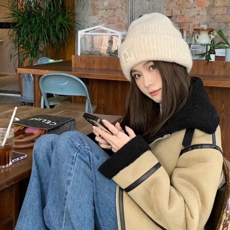 A new winter style of large-headed knitted loose hats for women, which look good on the face and keep warm, thickened knitted cold hats with ear protection, pile of woolen hats, wholesale from street stalls Specification image