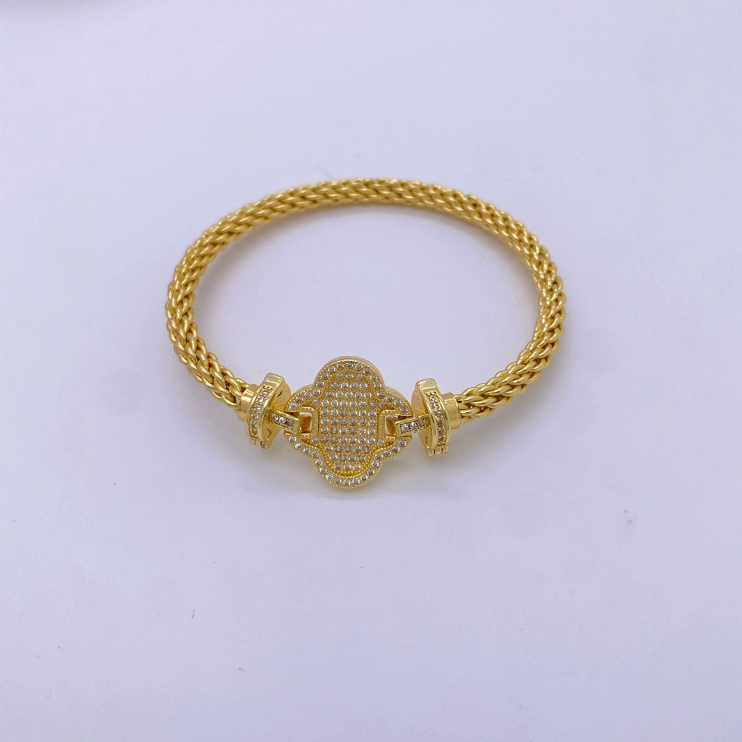 European and American cross-border high-end fashion micro-inlaid zircon four-leaf clover bracelet for women, gold-plated and fully inlaid zircon jewelry Application Scenario