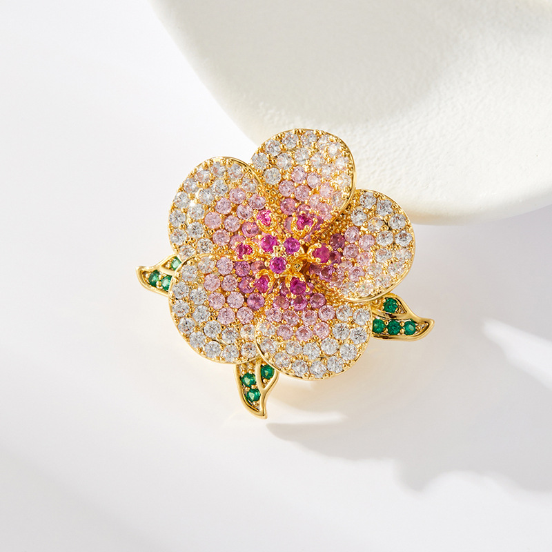 The delicate camellia magnetic clasp does not damage the clothes. It is fashionable and elegant, slightly studded with zirconium brooches and a small chanel-style three-dimensional women's brooch