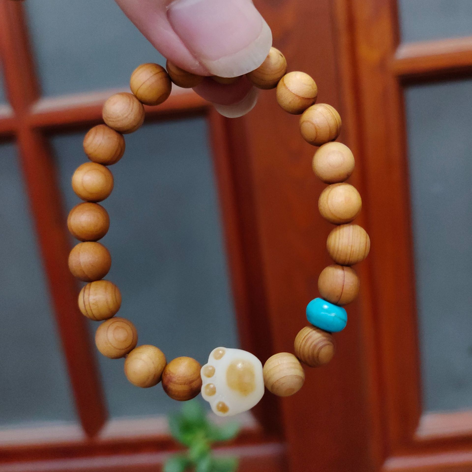Cypress wood cat paw bracelet, single circle charred cat paw female sandalwood cultural play Buddhist prayer beads bracelet, scenic area temple style Specification image