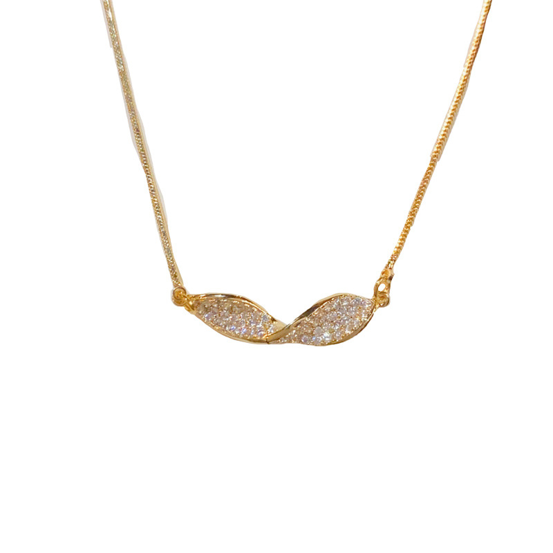 The ins cold style light luxury design full diamond twisted necklace exudes a feminine charm and a high-end feel. It's a niche and versatile necklace accessory Item Picture