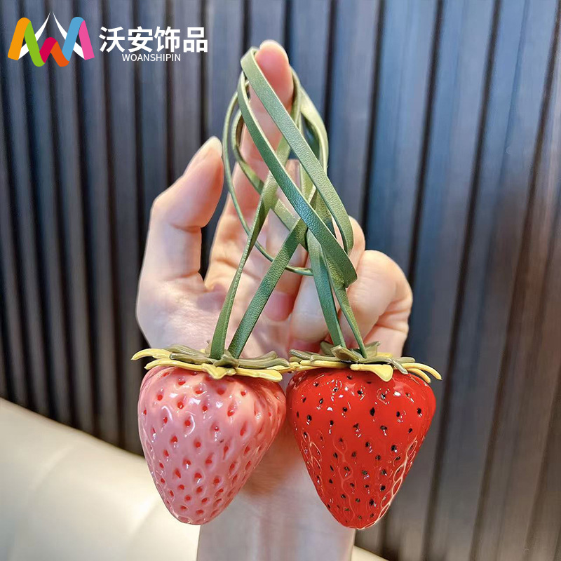 草莓钥匙扣挂件精致仿真草莓钥匙链包挂件新款立体水果小礼品批发
