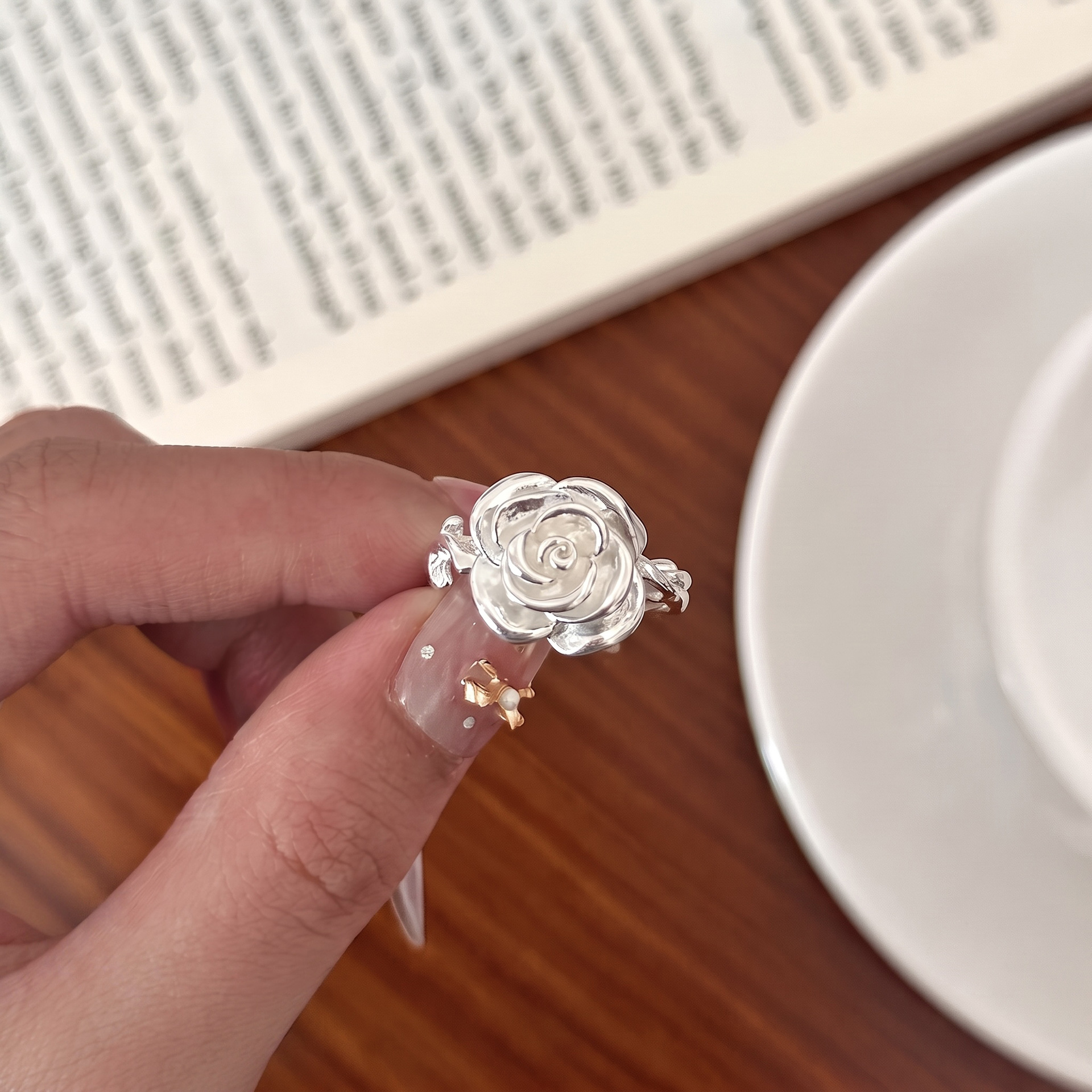 S925 sterling silver ring, a women's thorny rose food ring, is a simple, elegant, fashionable, light luxury and cold style niche jewelry Specification image
