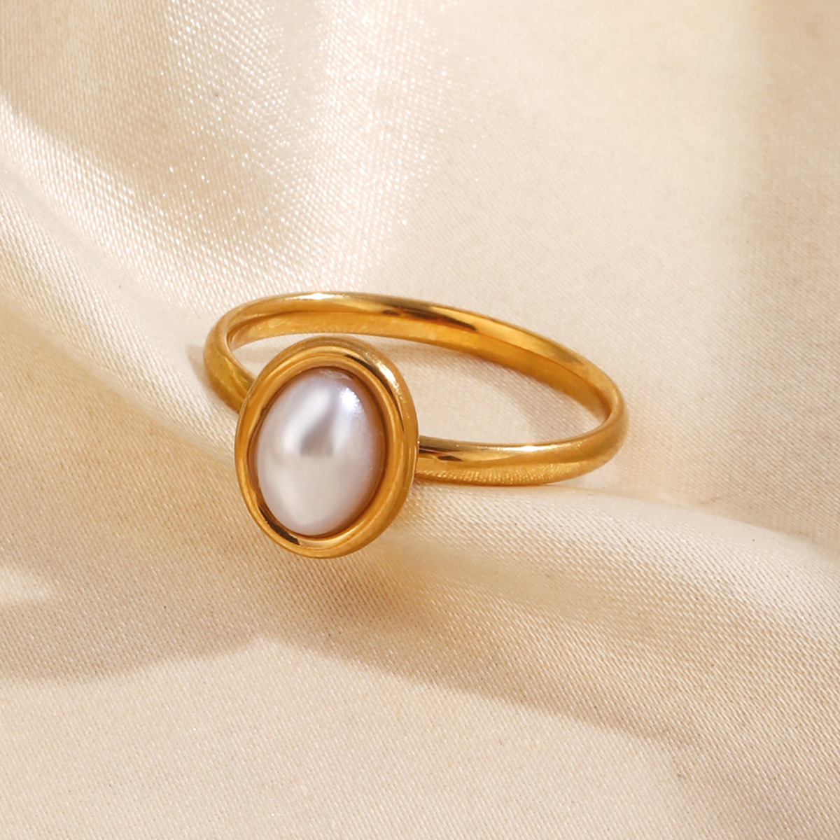 Wholesale of fashionable and trendy stainless steel geometric oval rings in Europe and America, with unique hip-hop imitation pearl inlaid titanium steel rings