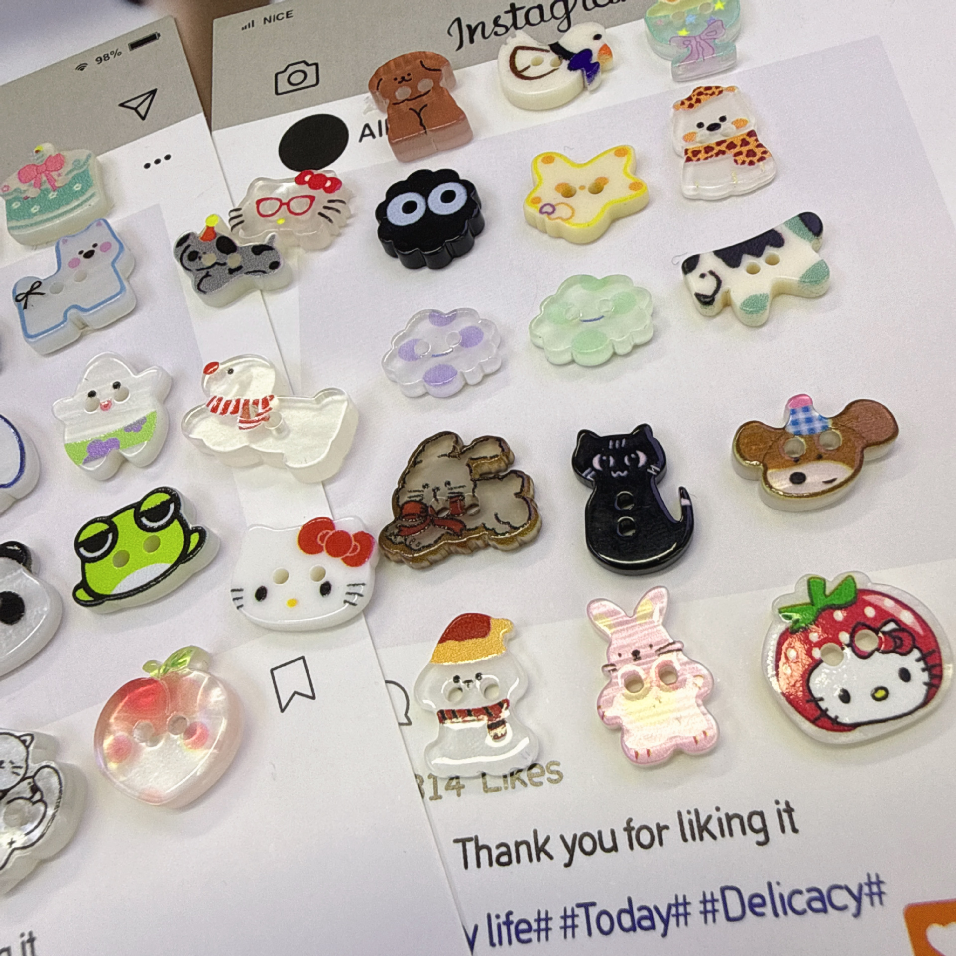 Colorful and cute cartoon animals: kittens, rabbits, lambs, two-eyed resin buttons, children's handmade socks, hair bands, and gloves Specification image