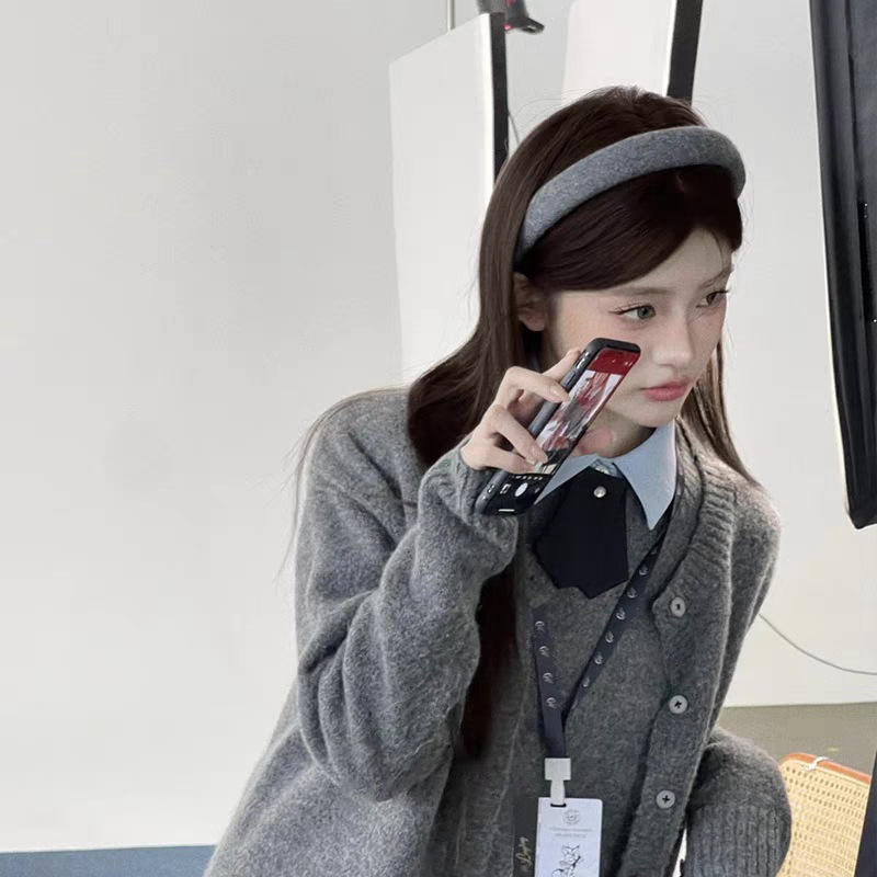 The Korean-style autumn and winter woolen high top sponge hair band is simple and fashionable, versatile for going out, and can make your face look good. It is a small pressure hair band and hair accessory Specification image