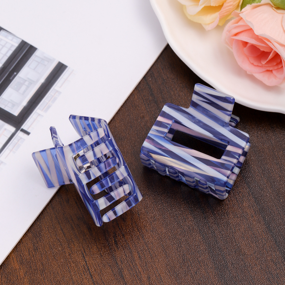 Korean InS-style blue and white striped square grab clip, a niche design hair clip, half-tied hair shark clip accessory at the back of the head details Picture