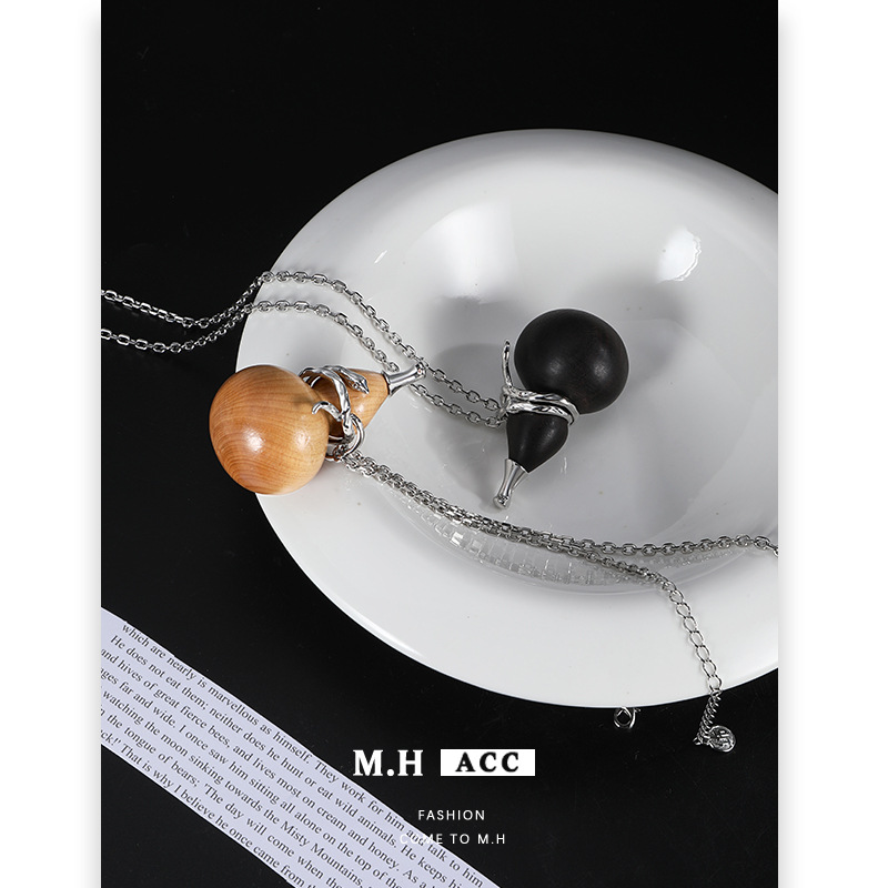 Original design wooden gourd pendant necklace, women's unique and high-end style, Fulu sweater chain, versatile and auspicious collarbone chain Application Scenario