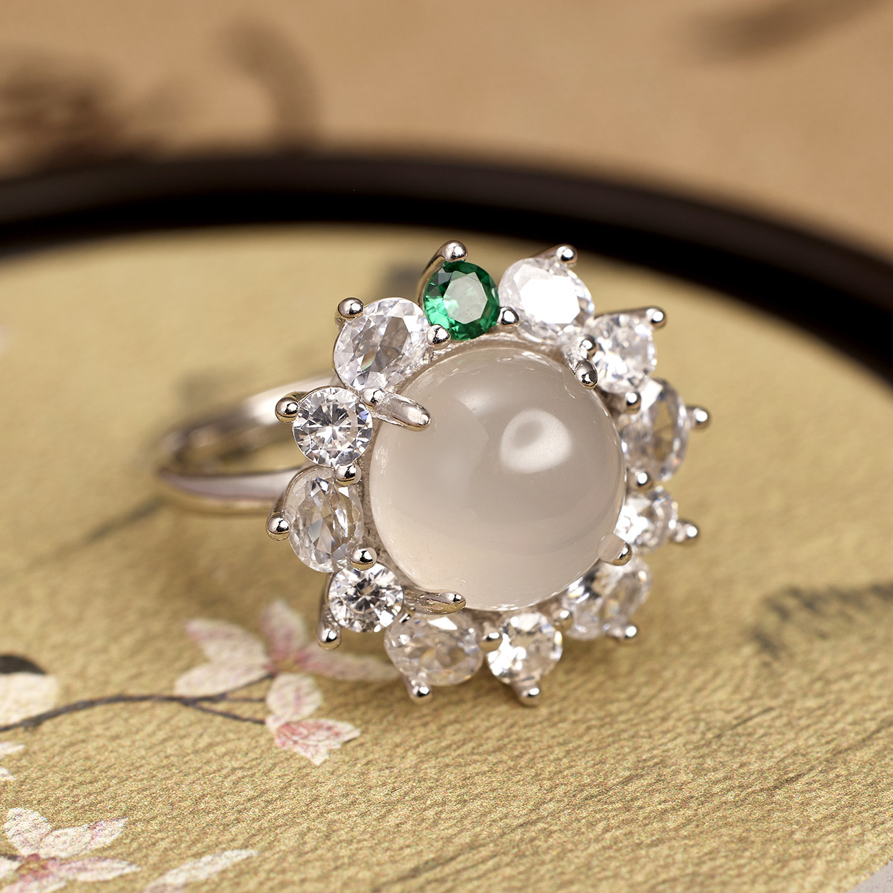 The new Chinese-style water foam jade ring with a glass ice seed setting and a large egg-shaped diamond ring exude a sense of luxury Specification image
