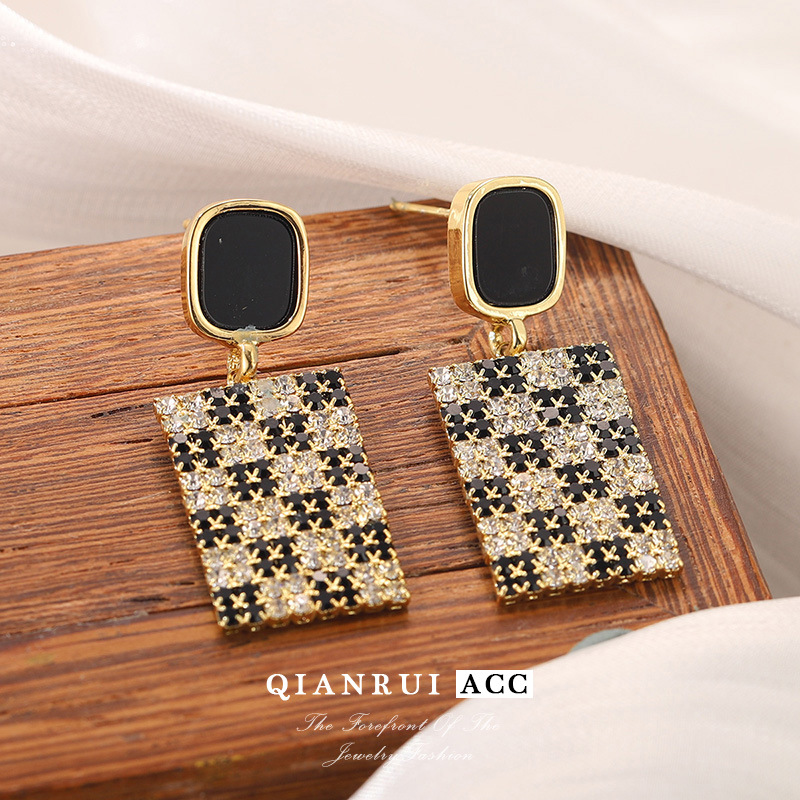 Korean black and white checkered earrings with a niche design, versatile and cool style, French light luxury, high-quality earrings wholesale Specification image