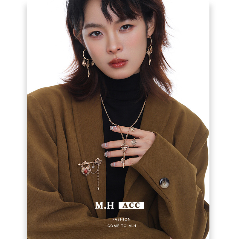 Iris key pendant necklace for women, a niche design with a retro collarbone chain, a light luxury original sweet and cool style necklace details Picture