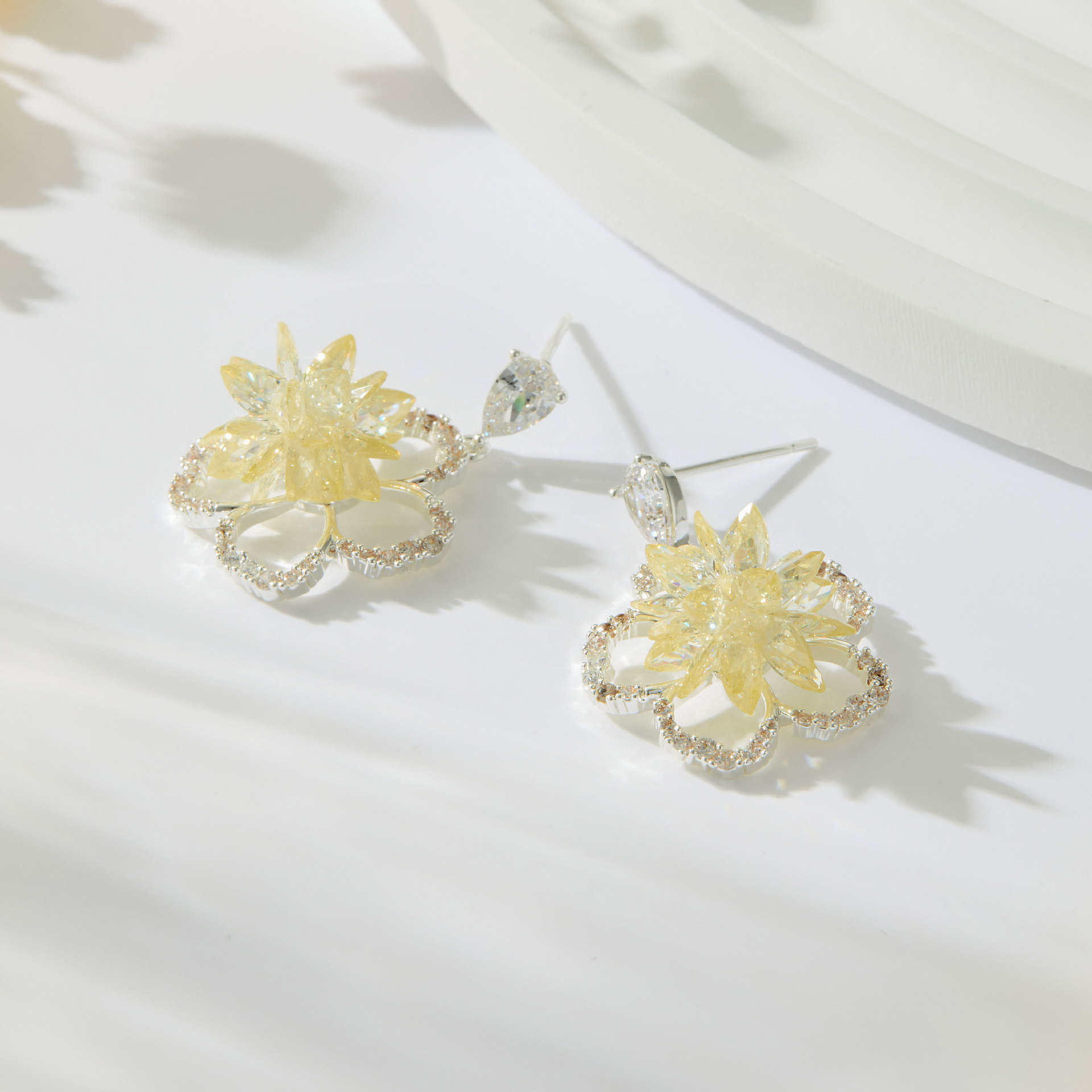 French-style high-end three-dimensional crystal flower stud earrings, copper alloy with zirconium inlaid s925 silver needle, elegant and versatile new earrings details Picture