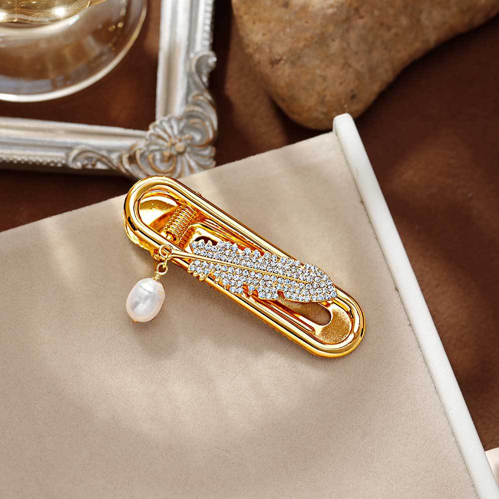 Hyacinth's fashionable and light luxury zircon high-end side clip, unique design freshwater pearl hair clip, headwear, and bangs clip for young girls Application Scenario