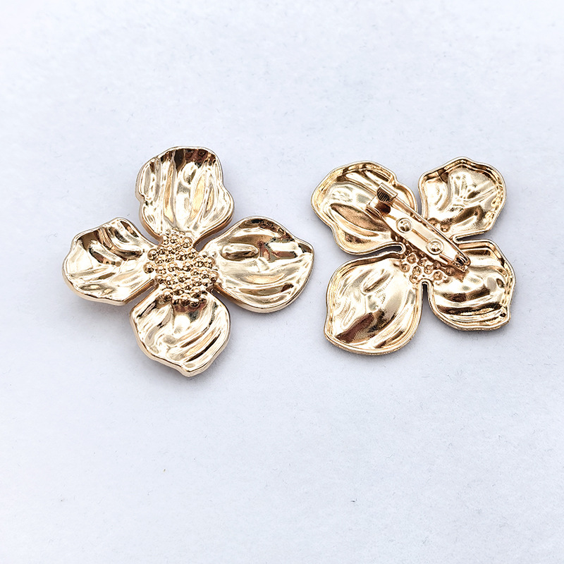 Fashionable new cross-border best-selling hollowed-out flower-shaped brooches, high-end and versatile pins, trendy accessories wholesale buttons details Picture
