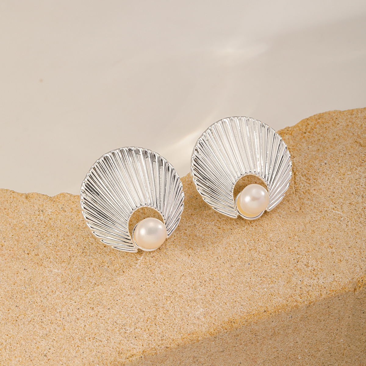 娜莎跨境专供肌理感贝壳状镶嵌淡水珍珠耳钉女法式复古女士耳环细节图