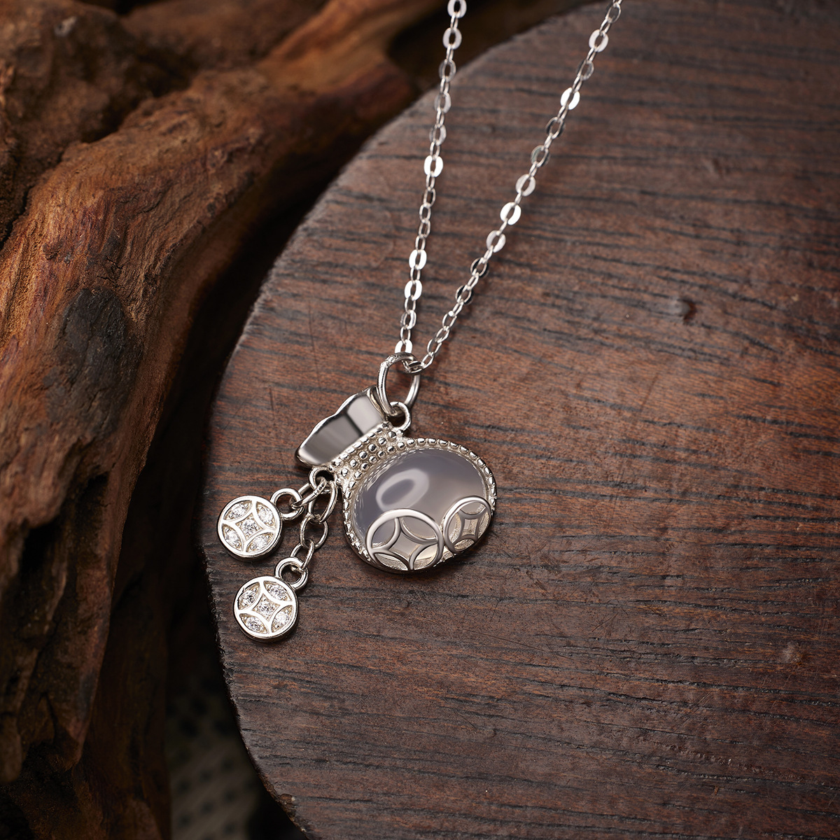 Original design S925 lucky bag necklace, a high-end silver gold-plated chalcedony collarbone chain accessory with a Chinese trend Application Scenario