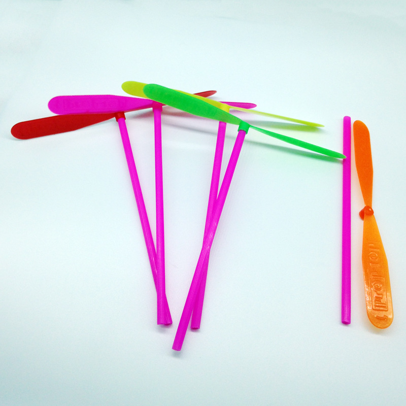 Wholesale plastic hand-rolled bamboo dragonflies, Flying fairy, 80s nostalgic educational children's toys, kindergarten prizes on special offer Application Scenario
