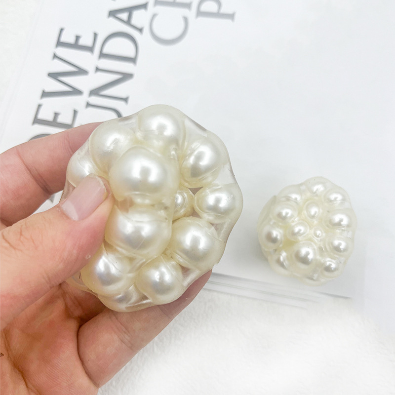 The same style as Xiaohongshu, the creative pearl plate string stress-relieving toy ball, a popular online release of the noisy ball details Picture