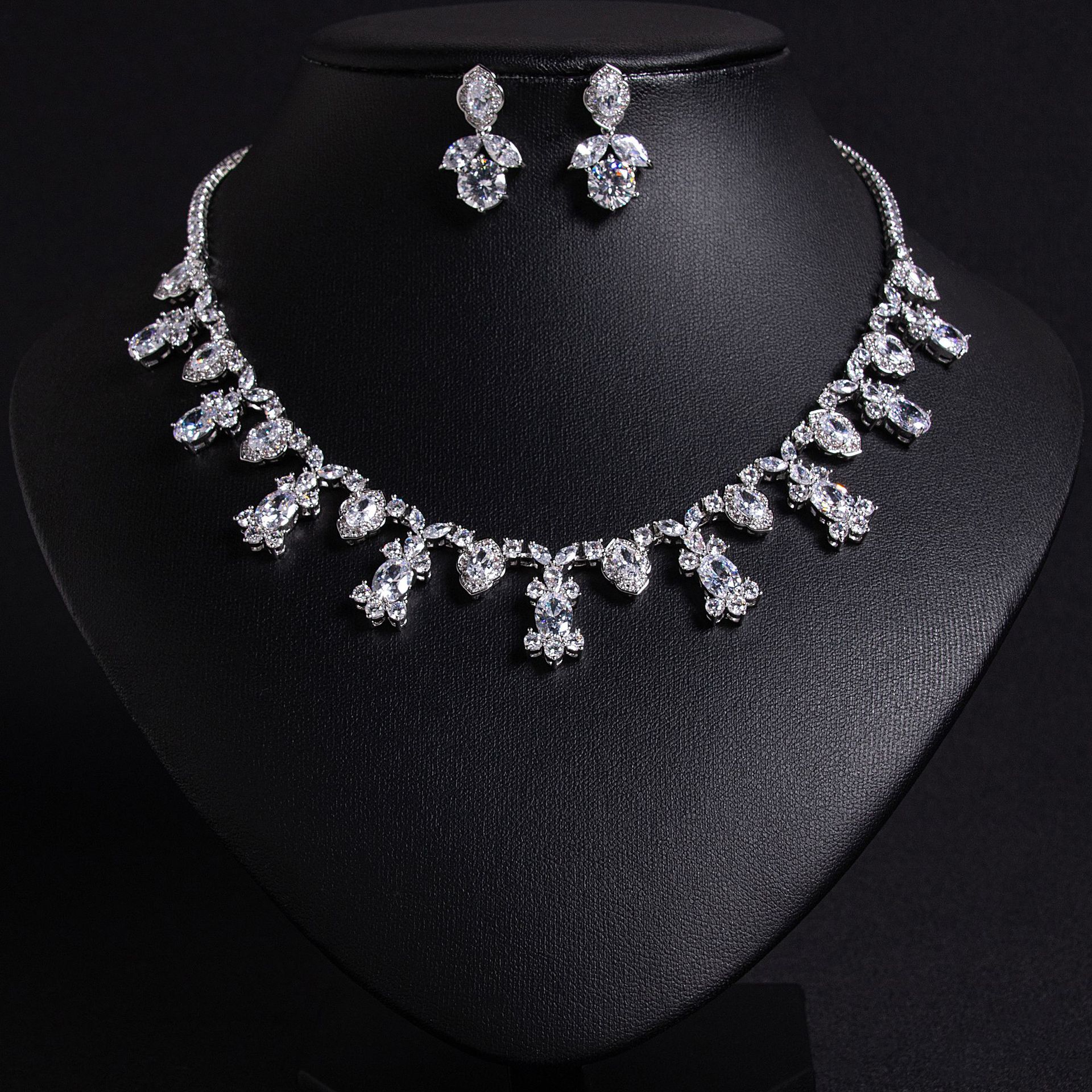 Comercio exterior europa y Estados Unidos boda boda collar de circonitas joyería de alta calidad collar de mujer pendientes de lujo y accesorios versátiles venta al por mayor gutisa joyería accesorios vestido de banquete joyería lytj30427 Application Scenario