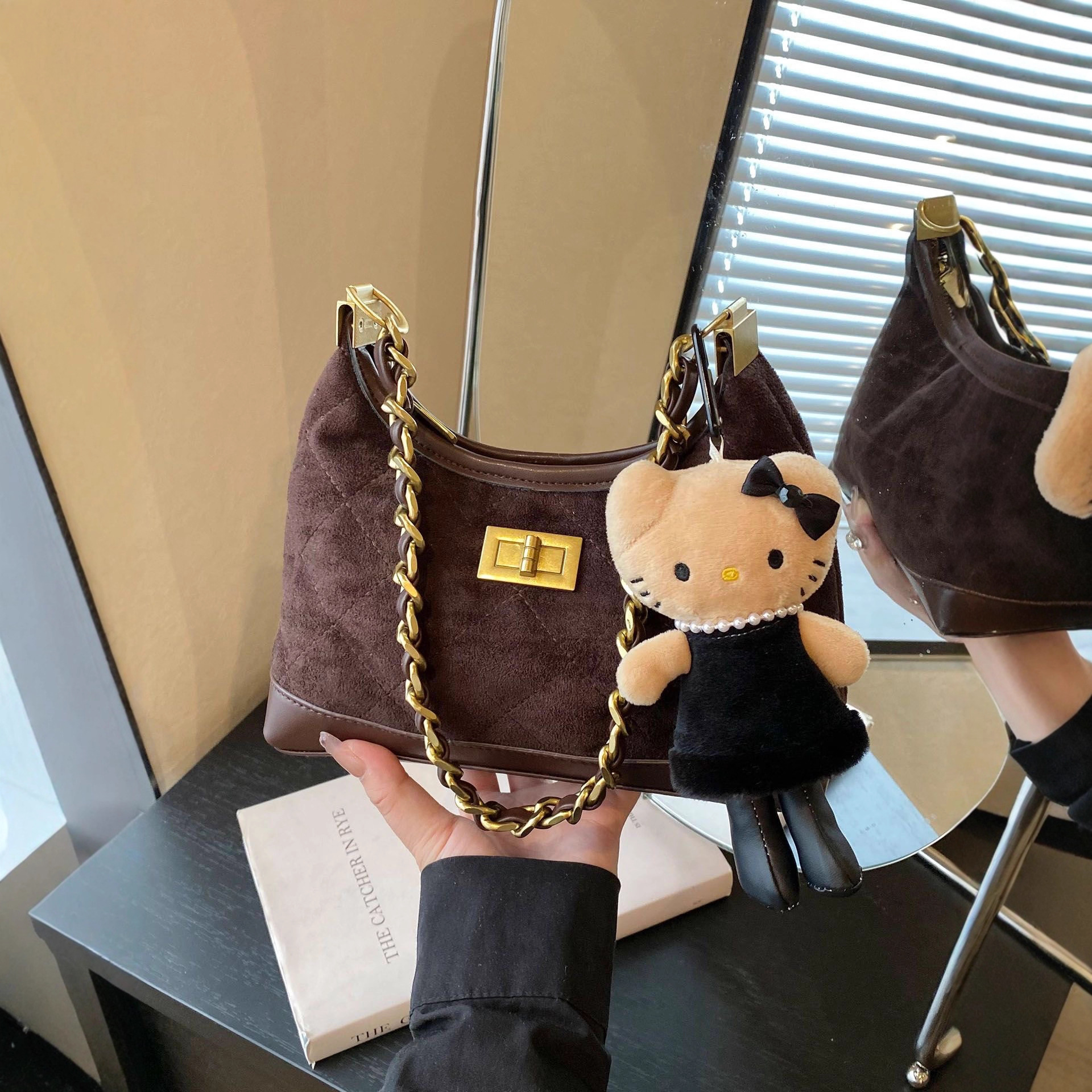 Black skin long-legged noble lady kitty bag pendant, plush doll doll, backpack pendant, heart buckle bag, keychain details Picture