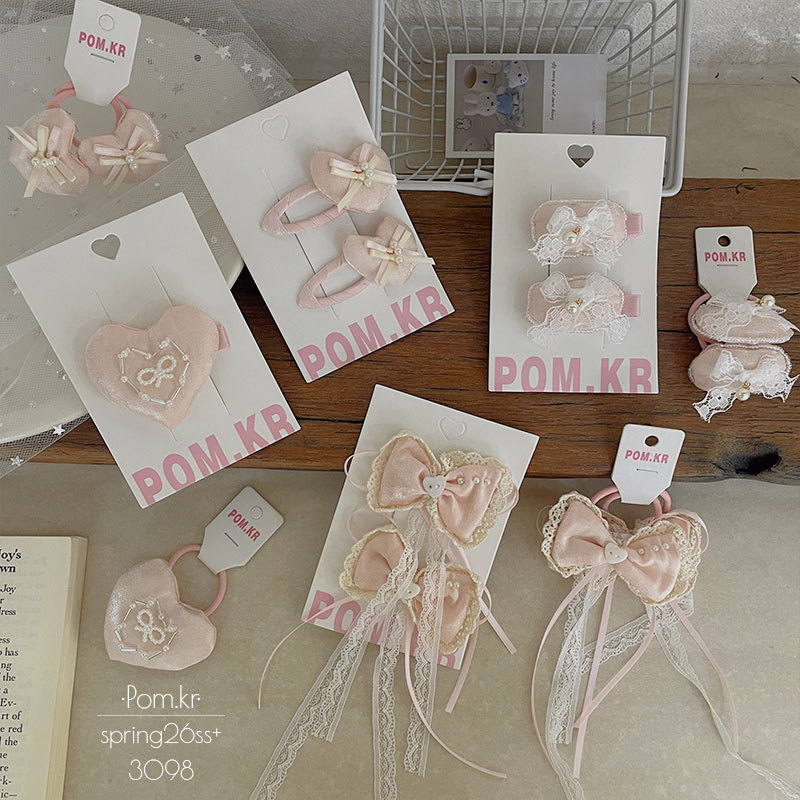 The new sweet pink ballet-style children's hairpin for spring is cute and fully wraps around the baby's side bangs
