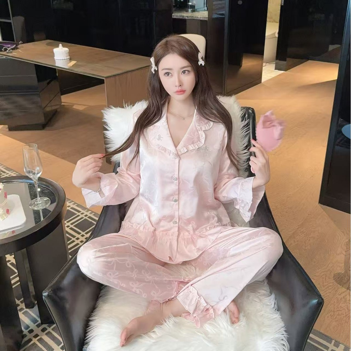 The new jacquard ice silk pajamas for autumn, long-sleeved and long-pants, with rhinestones and lace edges, are sweet and sophisticated Application Scenario