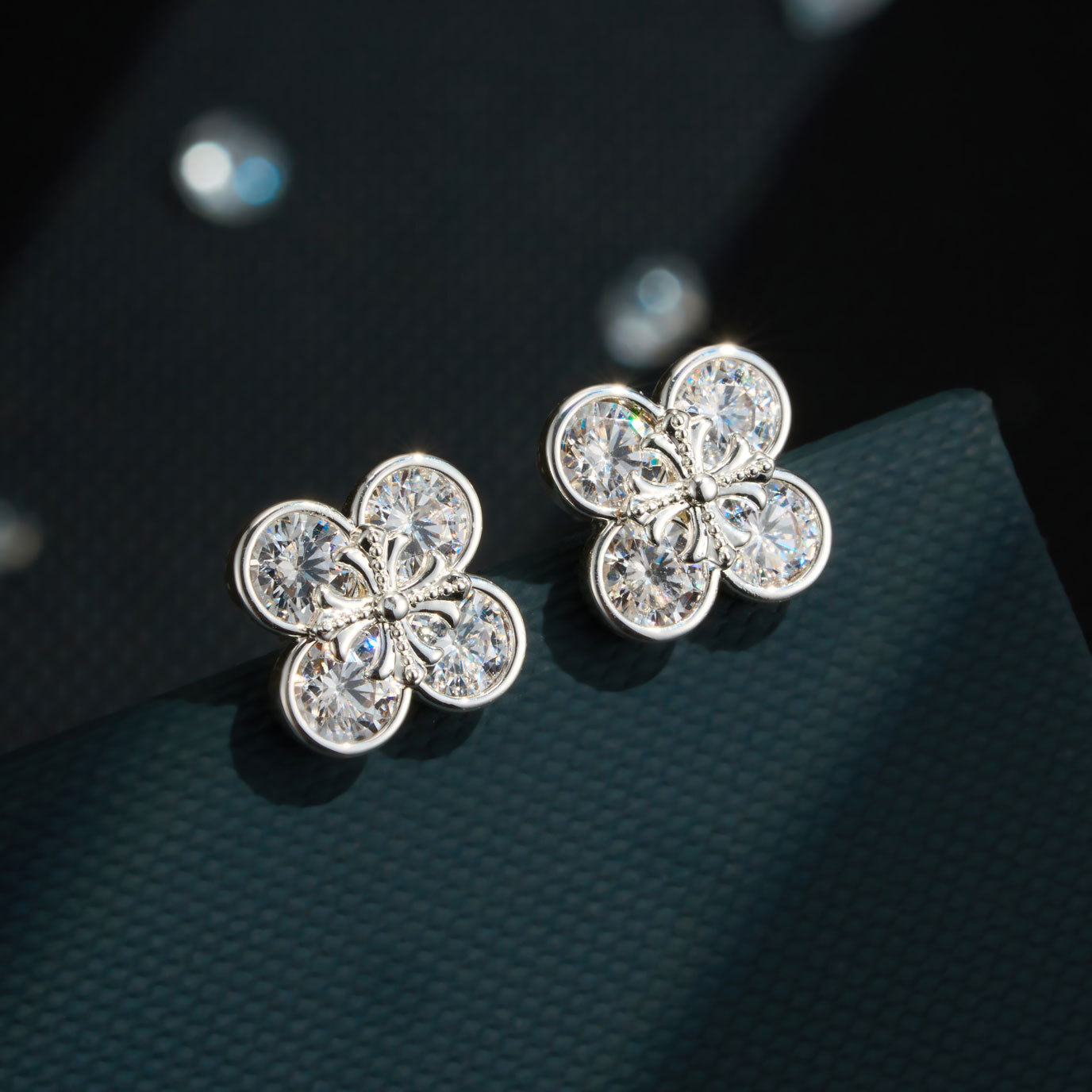 Light luxury and versatile lucky four-leaf clover ear studs, copper alloy, real gold electroplated with zircon, high-end, fashionable and exquisite earrings Application Scenario