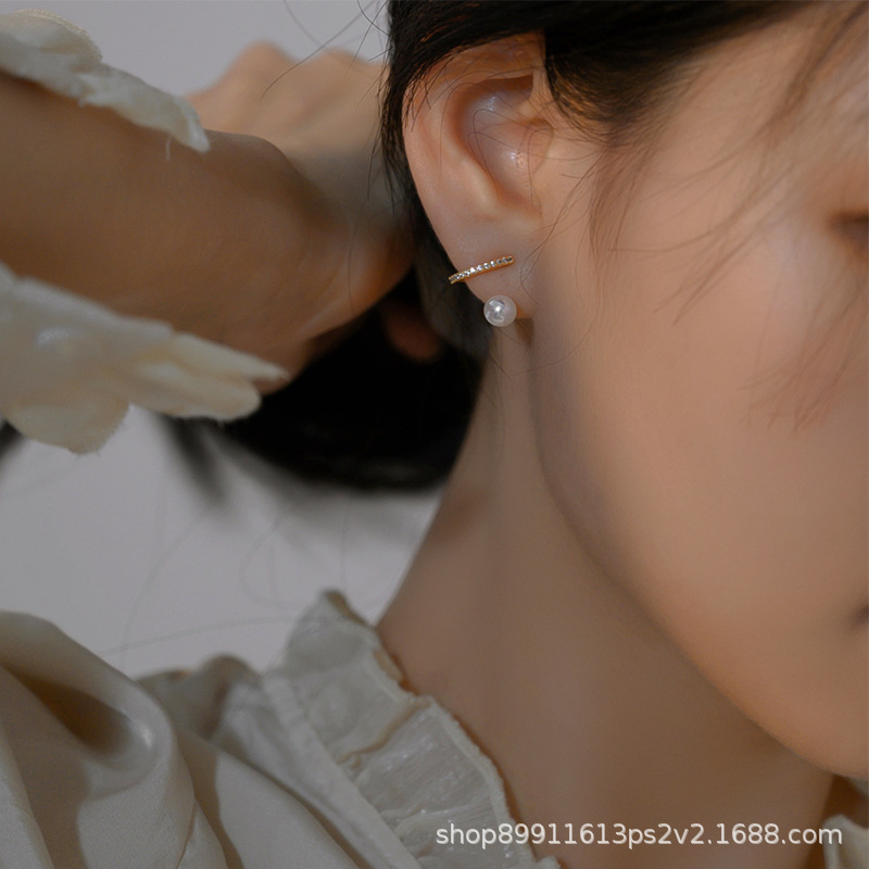 The design sense of the niche pearl stud earrings is simple and elegant for women. It is a versatile and fashionable earring accessory for commuting