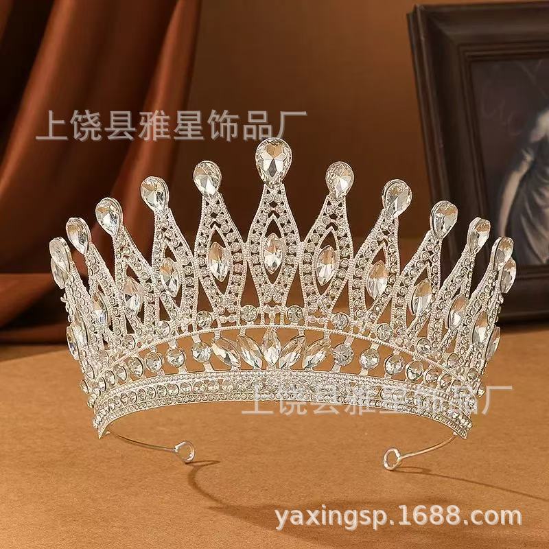 The bride's crown dress, headwear and accessories exuding a simple and elegant Korean style, set with zircon and rhinestones. Photographed in a photo studio