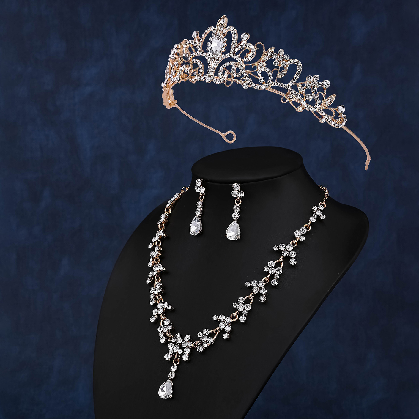Fashionable golden bride accessories, high-end, elegant and luxurious wedding accessories, three-piece set, diamond crown necklace, earrings Specification image